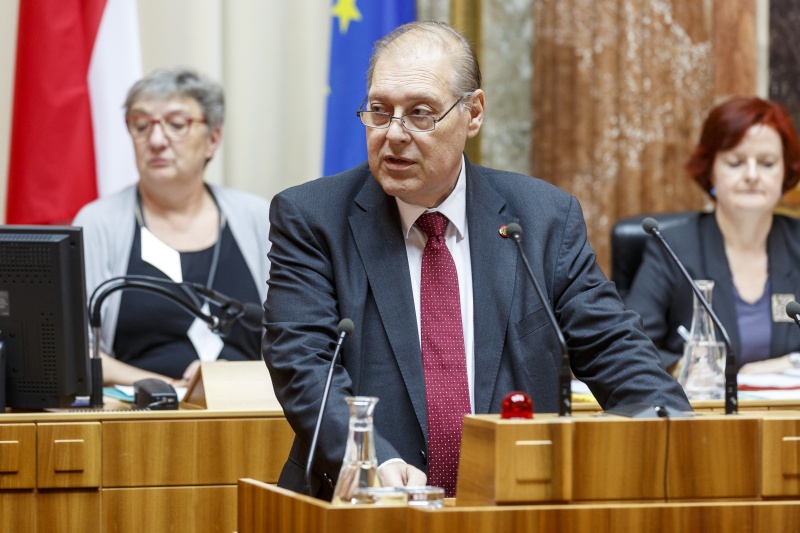 Bundesrat Wolfgang Beer (S) am Rednerpult