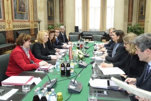 Nationalratspräsidentin Doris Bures (S) (2.v.li.) und die Präsidentin der italienischen Abgeordnetenkammer Laura Boldrini (3.v.re.) bei der Aussprache