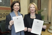 v.re.: Nationalratspräsidentin Doris Bures (S) und die Präsidentin der ital. Abgeordnetenkammer Laura Boldrini mit der Deklaration