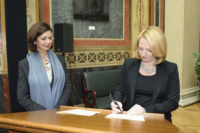 v.re.: Nationalratspräsidentin Doris Bures (S) und die Präsidentin der ital. Abgeordnetenkammer Laura Boldrini bei der Unterzeichnung der Deklaration