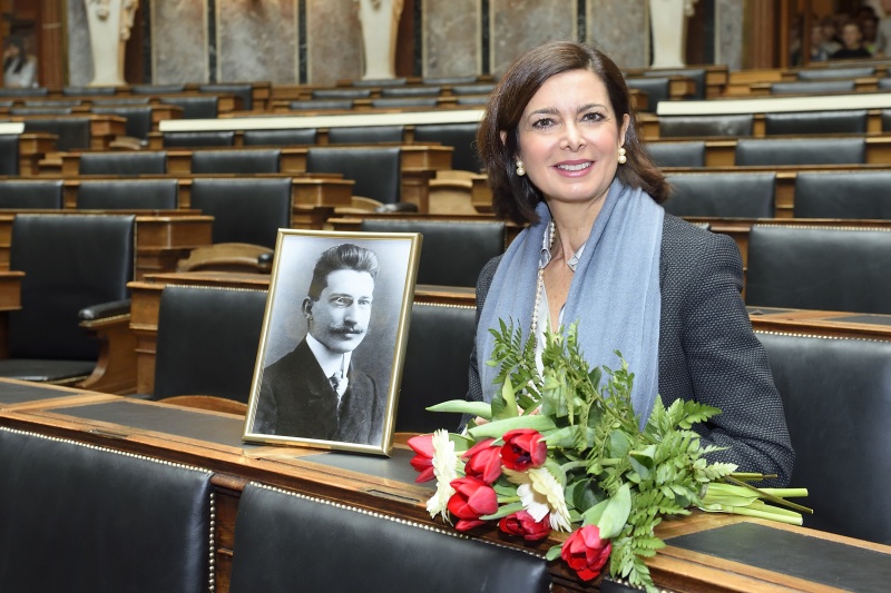 Präsidentin der italienischen Abgeordnetenkammer Laura Boldrini am Platz des Reichratsabgeordneten Alcide De Gasperi