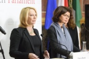 v.li.: Nationalratspräsidentin Doris Bures (S) und Präsidentin der italienischen Abgeordnetenkammer Laura Boldrini während der Pressekonferenz