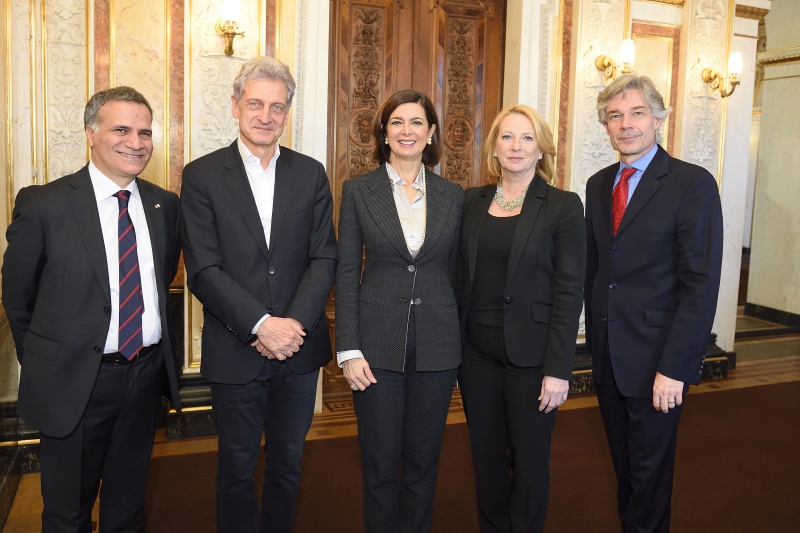v.re.: Parlamentsdirektor Harald Dossi,  Nationalratspräsidentin Doris Bures (S), Präsidentin der italienischen Abgeordnetenkammer Laura Boldrini, Nationalratsabgeordneter Josef Cap (S), Italienischer Botschafter in Wien Giorgio Marrapodi