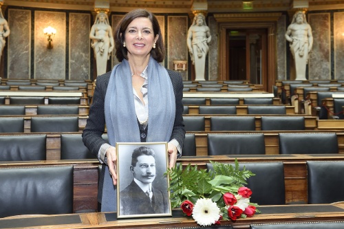 Präsidentin der italienischen Abgeordnetenkammer Laura Boldrini am Platz des Reichratsabgeordneten Alcide De Gasperi