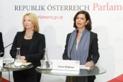 v.li.: Nationalratspräsidentin Doris Bures (S) und Präsidentin der italienischen Abgeordnetenkammer Laura Boldrini während der Pressekonferenz