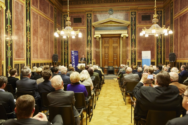 Zweiter Nationalratspräsident Karlheinz Kopf (V) am Rednerpult. Blick Richtung VeranstaltungsteilnehmerInnen
