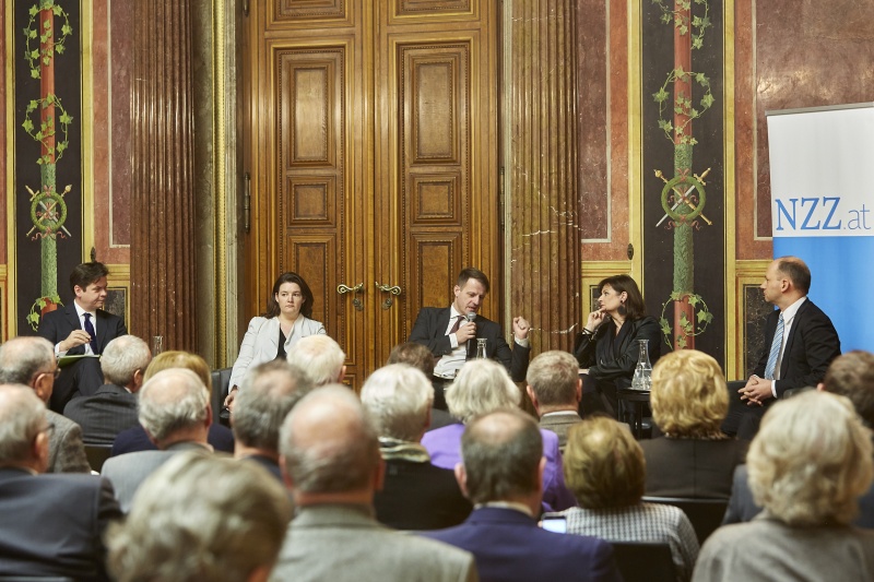 Podium v.li.: Industriellenvereinigung Christoph Neumayer, NEWS Eva Weissenberger, Chefredakteur NZZ Michael Fleischhacker (am Wort), Wüstenrot AG Susanna Riess, Publik Affairs Thomas Hofer