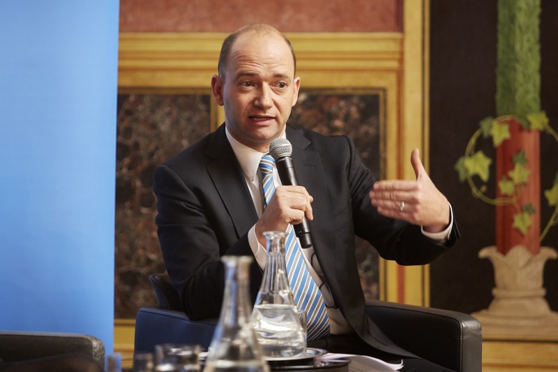 Publik Affairs Thomas Hofer am Podium bei seinen Ausführungen