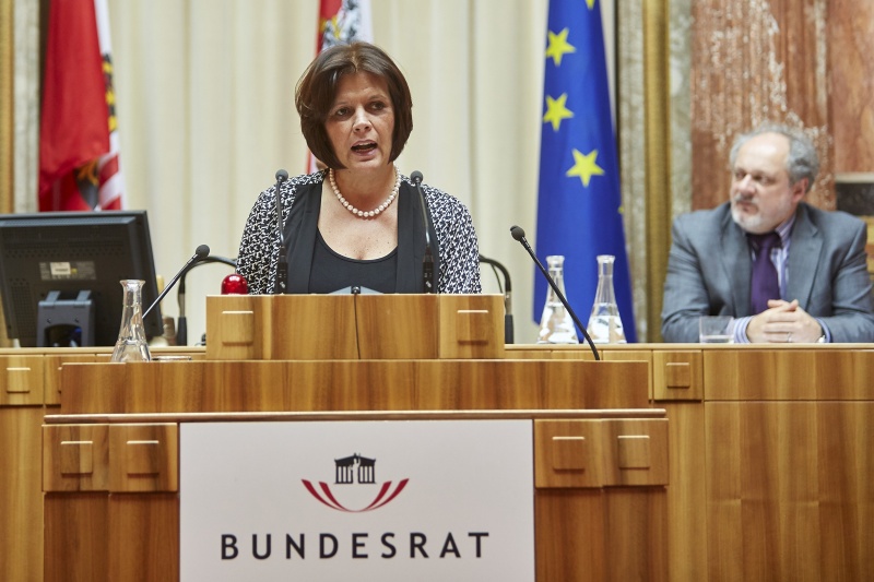 Bundesrätin Renate Anderl (S) am Rednerpult