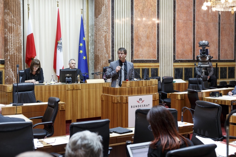Bundesrat Thomas Schererbauer (F) am Rednerpult. Blick Richtung SitzungsteilnehmerInnen