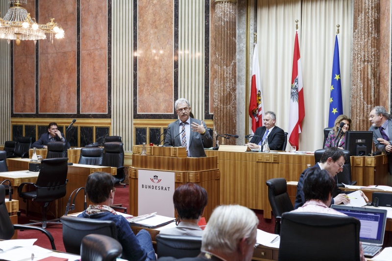 Bundesrat Peter Oberlehner (V) am Rednerpult. Blick Richtung SitzungsteilnehmerInnen