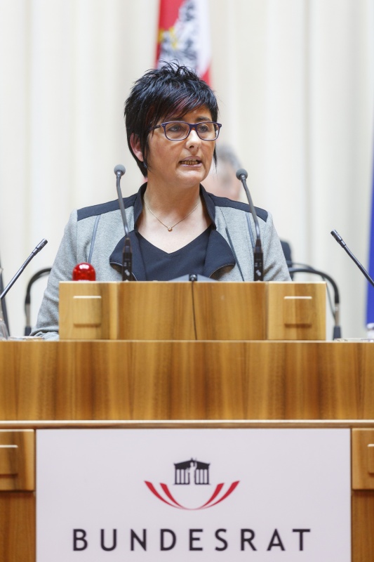 Bundesrätin Marianne Hackl (V) am Rednerpult