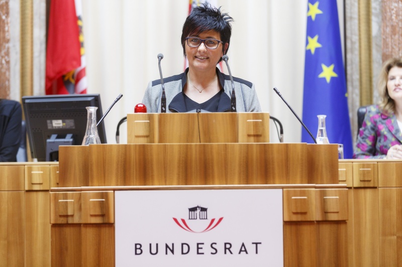 Bundesrätin Marianne Hackl (V) am Rednerpult