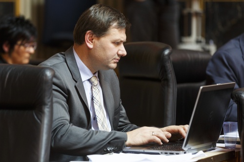Bundesrats Andreas Pum (V) auf seinem Sitzplatz im Plenum