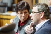 v.li.: Bundesrätin Rosa Ecker (F) und Bundesrat Thomas Schererbauer (F) im Gespräch auf ihren Sitzplätzen im Plenum