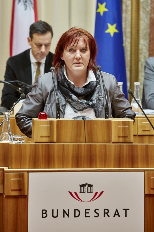 Bundesrätin Sandra Kern (V) am Rednerpult