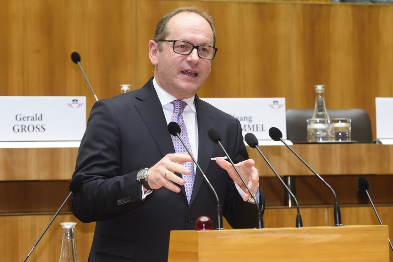 Moderator Gerald Gross am Rednerpult