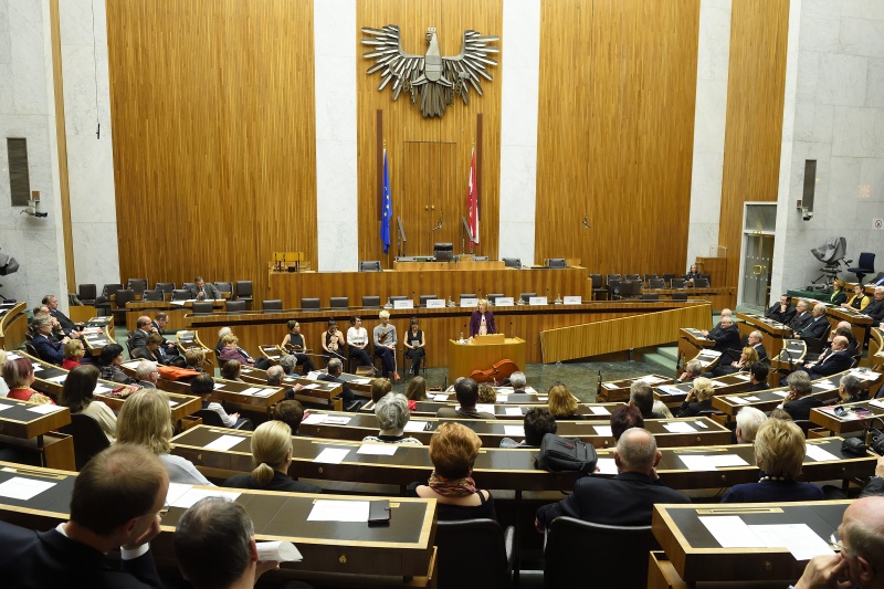 Nationalratspräsidentin Doris Bures (S) am Rednerpult. Blick Richtung VeranstaltungsteilnehmerInnen
