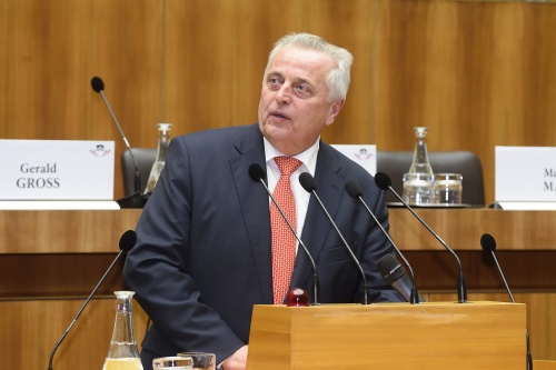 Sozialminister Rudolf Hundstorfer (S) am Wort