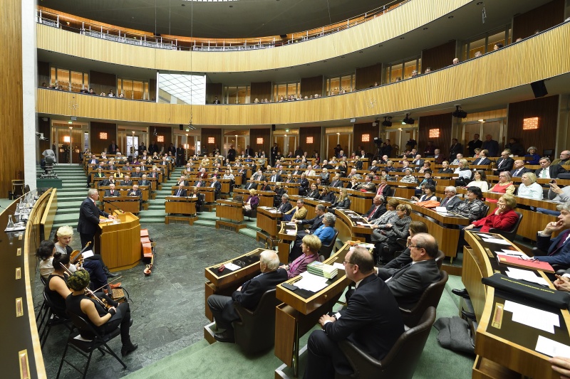 Sozialminister Rudolf Hundstorfer (S) am Rednerpult. Blick Richtung VeranstaltungsteilnehmerInnen