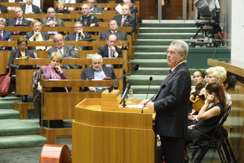 Bundespräsident Heinz Fischer am Rednerpult. Blick Richtung VeranstaltungsteilnehmerInnen