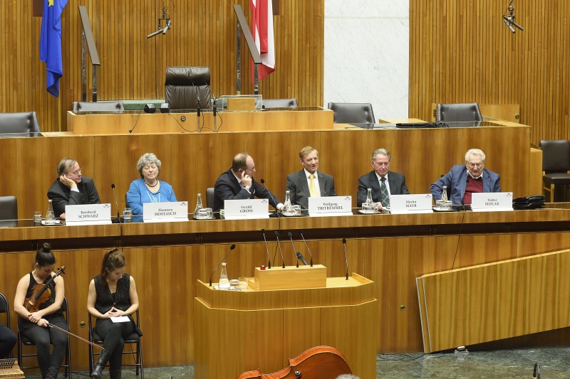 Podium v.re.: Leiter des Bereiches Sozialversicherung i.d. Arbeiterkammer a.D. Walter Sedlak, Leiter der Sozialpolitischen Abteilung der Österreichischen Wirtschaftskammer a.D.  Dr. Martin Mayr, Leiter des Bereiches Arbeit und Soziales der Industriellenvereinigung a.D. Wolfgang Tritremmel, Moderator Gerald Gross; Ministerin a.D. Eleonora Hostasch und Vorsitzender der Pensionskommission a.D. Bernhard Schwarz