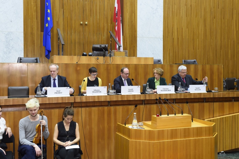 Podium v.re.: Vorsitzender der Pensionskommission Rudolf Müller, Wissenschaftliche Mitarbeiterin  Österreichisches Institut für Wirtschaftsforschung Christine Mayrhuber,  Moderator Gerald Gross, Vorsitzende der Bundesjugendvertretung Johanna Tradinik, Generaldirektor des Hauptverbandes der österreichischen Sozialversicherungsträger Josef Probst