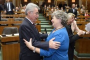 v.li.: Bundespräsident Heinz Fischer begrüßt  Ministerin a.D. Eleonora Hostasch