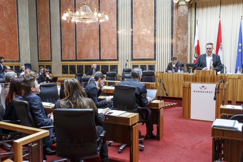 Bundesrat Mario Lindner (S) am Rednerpult. Blick Richtung VeranstaltungsteilnehmerInnen