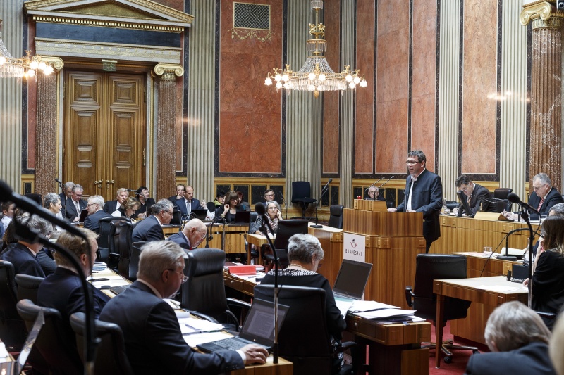 Bundesrat Arnd Meissl (F) am Rednerpult. Blick Richtung VeranstaltungsteilnehmerInnen
