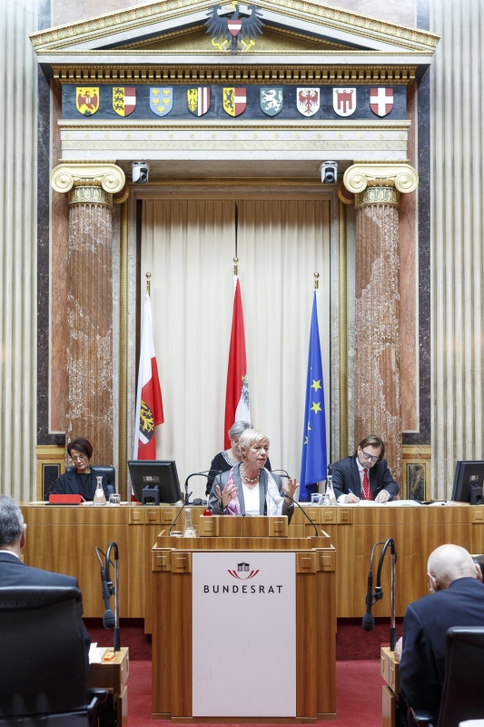 Bundesrätin Monika Mühlwert (F) am Rednerpult
