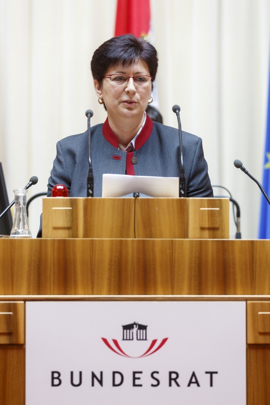 Bundesrätin Rosa Ecker (F) am Rednerpult