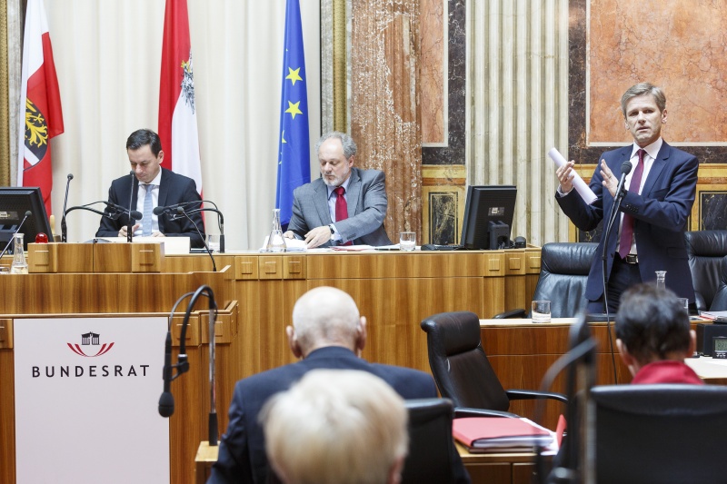 Kulturminister Josef Ostermayer (S) (re) am Wort