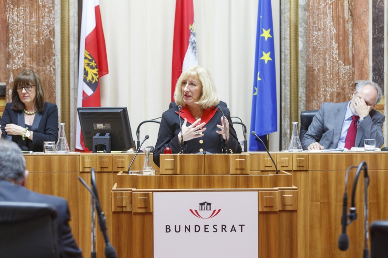 Bundesrätin Ingrid Winkler (S) am Rednerpult