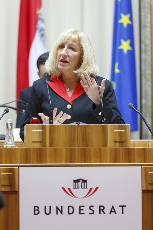 Bundesrätin Ingrid Winkler (S) am Rednerpult