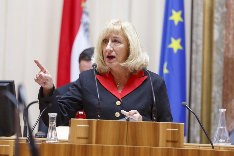 Bundesrätin Ingrid Winkler (S) am Rednerpult