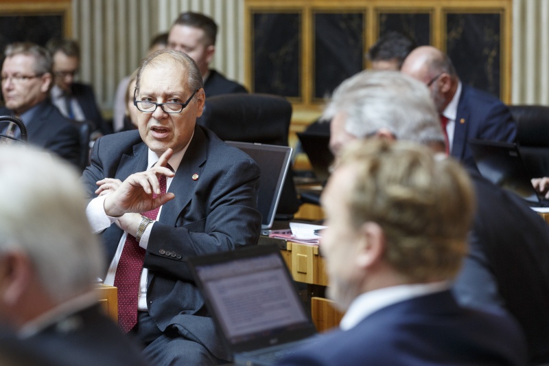 Bundesrat Wolfgang Beer (S) auf seinem Sitzplatz im Plenum