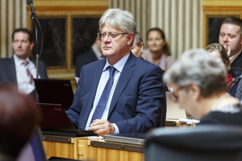 Bundesrat Schennach Stefan (S) auf seinem Sitzplatz im Plenum