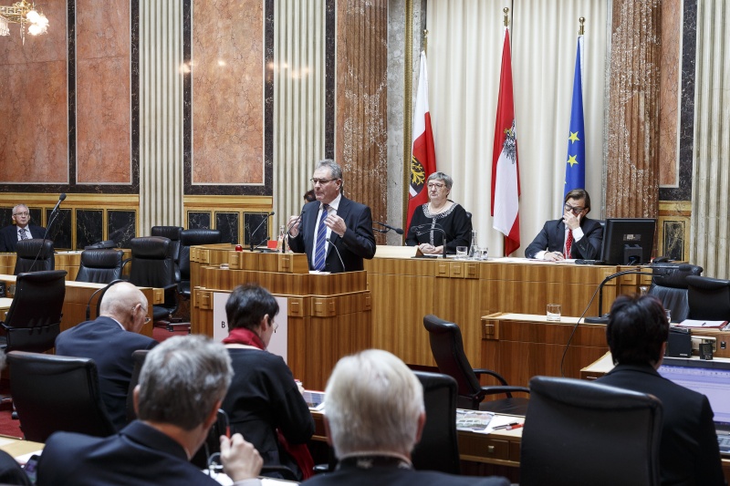 Bundesrat Edgar Mayer (V) am Rednerpult. Blick Richtung VeranstaltungsteilnehmerInnen
