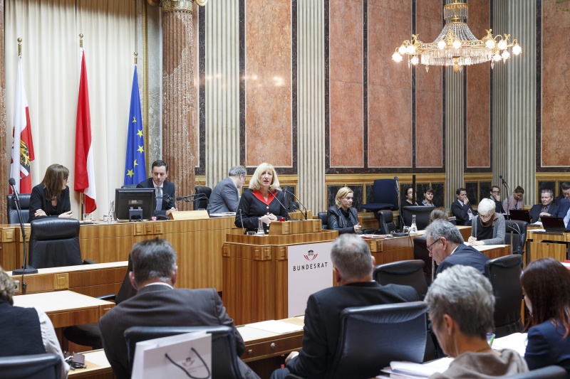 Bundesrätin Ingrid Winkler (S) am Rednerpult. Blick Richtung VeranstaltungsteilnehmerInnen