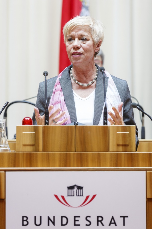 Bundesrätin Monika Mühlwert (F) am Rednerpult