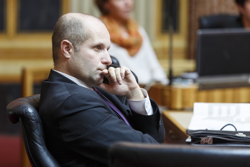 Bundesrat Gerald Zelina (T) auf seinem Sitzplatz im Plenum