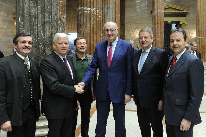 v.li.: Die Nationalratsabgeordneten Leo Steinbichler (T), Jakob Auer (V), Wolfgang Pirklhuber (G), EU-Kommissar Phil Hogan, Landwirtschaftsminister Andrä Rupprechter (V) und Nationalratsabgeordneter Nikolaus Berlakovich (V)