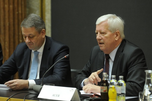 Aussprache: v.re.: Nationalratsabgeordneter Jakob Auer (V) und Landwirtschaftsminister Andrä Rupprechter (V)