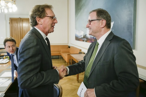 v.li.: Der Botschafter der Niederlande Dr. Marco Hennis und der Zweite Nationalratspräsident Karl-Heinz Kopf (V)