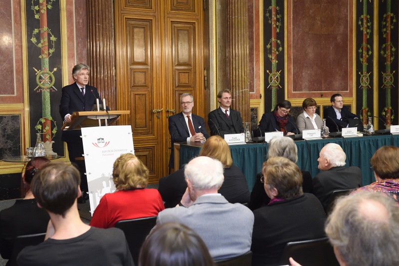 Parlamentsdirektor Harald Dossi begrüßt die VeranstaltungsteilnehmerInnen