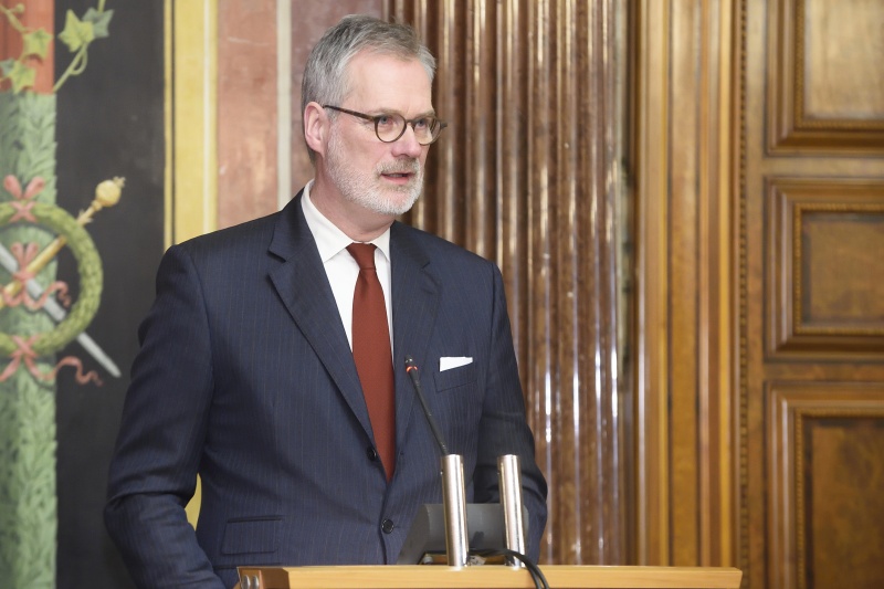 Vorstandsmitglied der Deutschen Gesellschaft für Psychiatrie und Psychotherapie, Psychosomatik und Nervenheilkunde (DGPPN) Frank Schneider mit einleitenden Worten