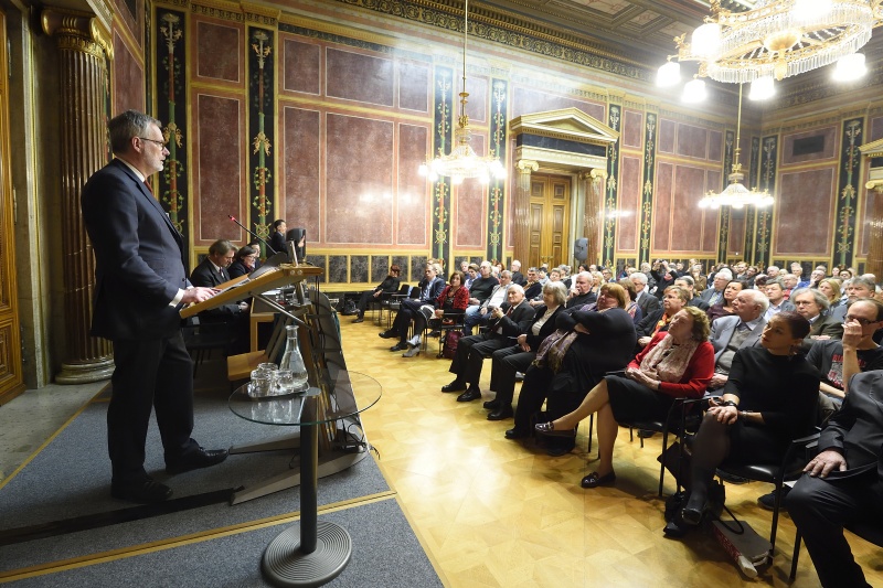 Vorstandsmitglied der Deutschen Gesellschaft für Psychiatrie und Psychotherapie, Psychosomatik und Nervenheilkunde (DGPPN) Frank Schneider am Rednerpult. Blick Richtung VeranstaltungsteilnehmerInnen