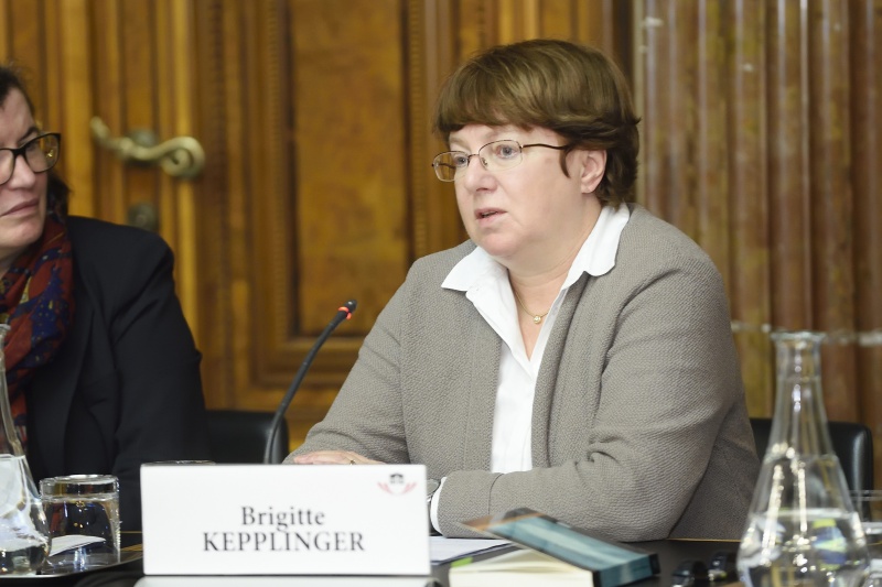 Obfrau des Vereins Schloss Hartheim Brigitte Kepplinger am Wort