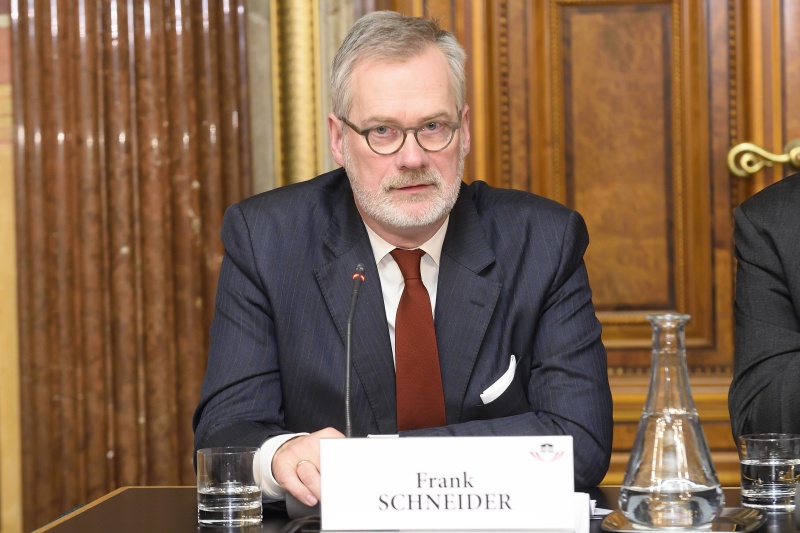 Vorstandsmitglied der Deutschen Gesellschaft für Psychiatrie und Psychotherapie, Psychosomatik und Nervenheilkunde (DGPPN) Frank Schneider bei seiner Wortmeldung